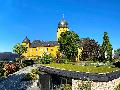 Schloss Montabaur: das gelbe Wahrzeichen ber den Dchern der Stadt