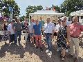 Zahlreiche Gste bei der Erffnung des Lavendelmarktes in Asbach