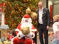 Seit 20 Jahren erfllt der Naspa-Weihnachtswunschbaum Kindertrume