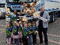 Verkehrssicherheit zum Anfassen in Berod bei Wallmerod: Kinder �ben den toten Winkel am Lkw