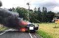 Feuer im Motorraum: Auto brennt vollständig aus