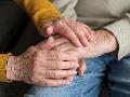 Pflege verbindet: Mutter und Tochter im Team