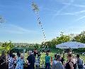 Traditionelles Maifest in Pracht begeistert Besucher