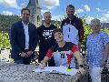 Indiaca-Weltmeister Jan Rhlich trgt sich ins Goldene Buch der Stadt Betzdorf ein