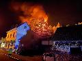 Wohnhausbrand in Rheinbreitbach: Dach steht lichterloh in Flammen