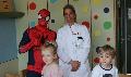 Superheld Spiderman besucht die Kinder im DRK-Krankenhaus Kirchen