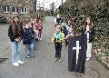 Statt Glockengelut: Kinder ziehen zum Osterklappern durch Selbach