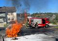 Feuerwehr lscht Fahrzeugbrand in Steinebach