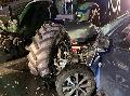 Fahrerin prallt bei Unfall mit Auto gegen Traktor