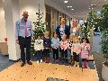Dank an die kleinen Helfer: Weihnachtsbaum der Deutschen Bank in Betzdorf strahlt
