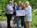Theaterfreunde Jedermann e.V. spenden 2.222 Euro an Hospiz St. Thomas in Dernbach