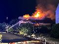 N�chtlicher Dachstuhlbrand in Hahn am See: Feuerwehr im Gro�einsatz