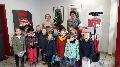 Kita-Kinder schmckten Weihnachtsbaum in der Sparkasse Weitefeld