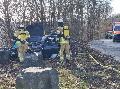 Autobrand: Rauch lenkt Fahrer in Mudersbach ab  Kollision mit Stein 