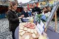 Hoffnung aufs Brot geschmiert: Pfarrerteam teilt Aufmerksamkeiten auf Westerburger Wochenmarkt aus