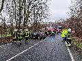 AKTUALISIERT: Schwerer Verkehrsunfall auf der B256 bei Bonefeld: Fahrerin prallt gegen Baum