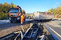 Sattelzug durchbricht Mittelschutzplanke auf der A3