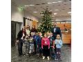 Kita-Kinder schm�cken Weihnachtsbaum der Sparkasse Altenkirchen