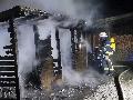 Feuerwehr verhindert Brandausbreitung in Schutzbach - Holzunterstand in Flammen