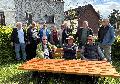 Dorfgespr�ch in Mittelhof: Ein neuer Baum und viele Gespr�che