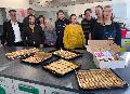 Weihnachtsduft in der vhs-K�che: KiJub und Foodtrailer-Team backen f�r Schulen