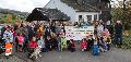 Mittelhofer zeigen Flagge: Protest zum Projekt "Alte Dorfschule hat Gesichter