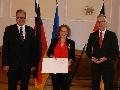 Maria Katharina Höhn aus Boden empfängt die Verdienstmedaille des Landes Rheinland-Pfalz