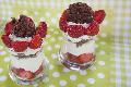 Westerwlder Rezepte: Erdbeer-Dessert mit weier Schokoladencreme und Schokofleks