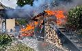 In Hausen stand Gartenhaus lichterloh in Flammen - 30 Feuerwehrkräfte im Einsatz
