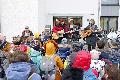 Förderverein überrascht die jungen Nachbarn beim Singen von Nikolausliedern