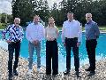 Ellen Demuth und Joachim Brenner setzen sich f�r Bundesf�rderung des Freibades Dickendorf ein