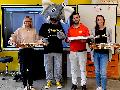 Pizza, Gummib�rchen und Autogrammkarten f�r die Grundschule Niederbreitbach