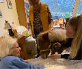 Tierischer Besuch im Altenzentrum Freudenberg bringt Freude und Lcheln