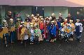 Kinder und Erwachsene unterwegs als Sternsinger