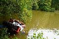 Traktor gert in Angelweiher