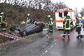 Unfall: Auto bleibt auf Dach im Straengraben liegen