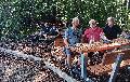 Kausener Rentnergruppe versch�nert Radweg mit neuer Sitzgruppe