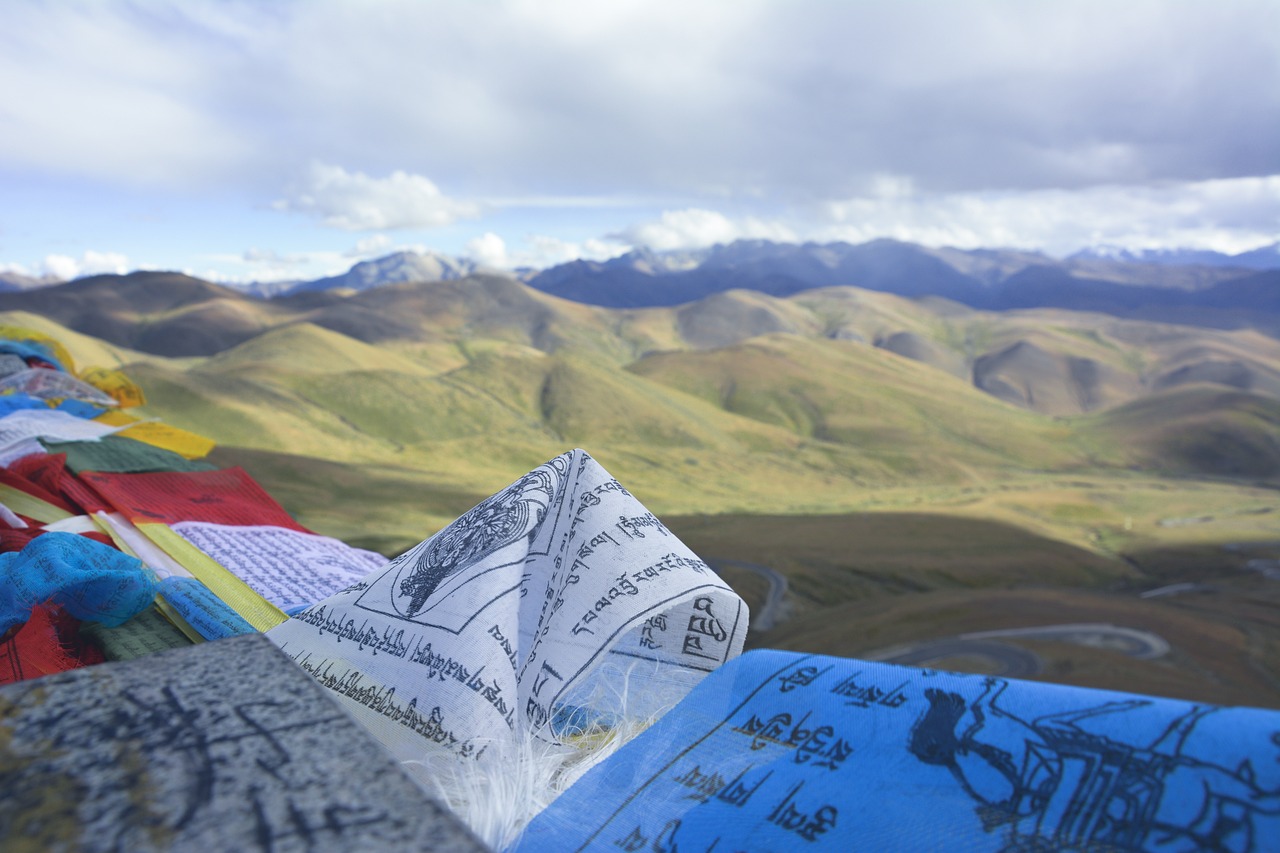 Tibetfreude Westerwald hissen die Flagge am Kreishaus Altenkirchen und am Rathaus Hachenburg