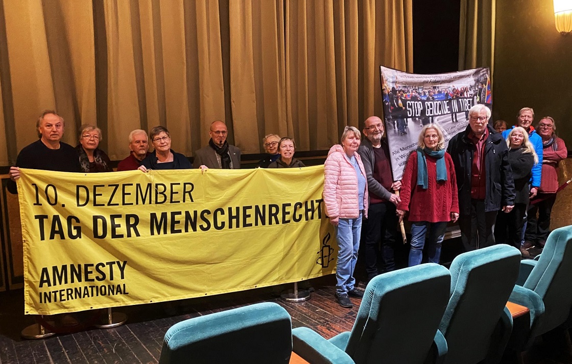 Die Amnesty Gruppe Altenkirchen und die Tibetfreunde Westerwald in der Wied-Scala (Foto: Tibetfreunde Westerwald)  