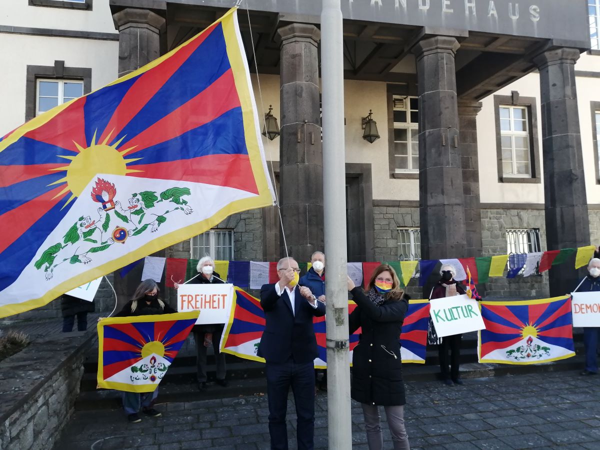 Fr wenige Stunden flatterte die Flagge Tibets am Fahnenmast vor dem Altenkirchener Kreishaus. (Foto: vh)
