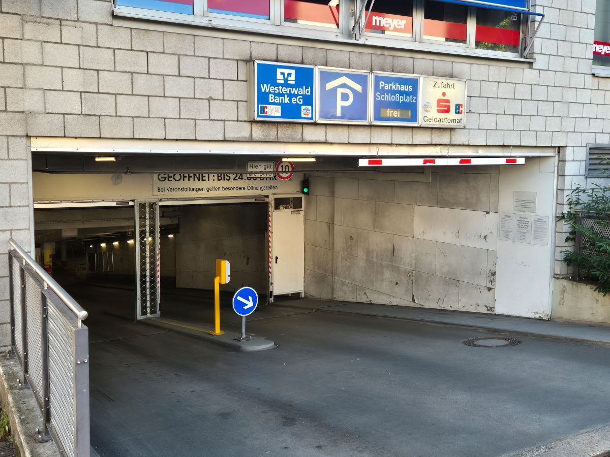 In wenigen Tagen wird es vorbergehend nicht mehr mglich sein, Autos in der Tiefgarage unter dem Altenkirchener Schlossplatz abzustellen. (Foto: vh)