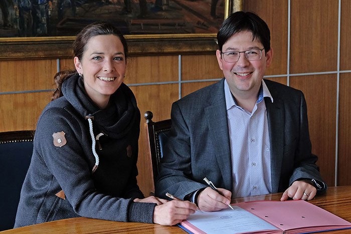 Sabrina Steger, 1. Vorsitzende des Tierschutzvereins Neuwied, und Michael Mang, Brgermeister, unterschreiben den neuen Vertrag zur bernahme und Betreuung von Fundtieren. Fotos: Stadt Neuwied