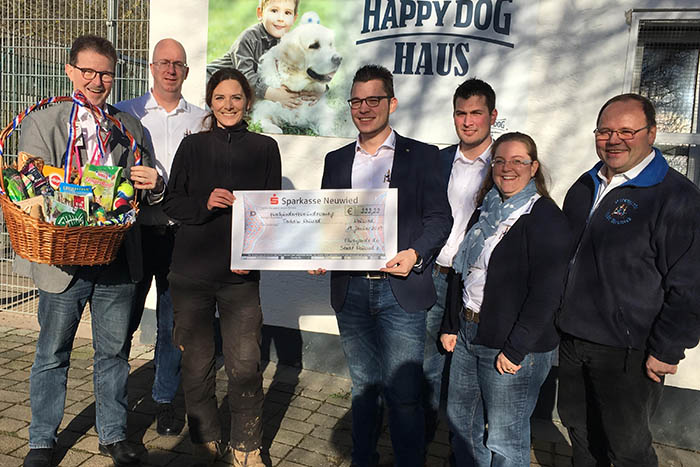 Von links: Markus Schrder (Prsident), Michael Krmer (Kassierer), Sabrina Steger (Tierheim Neuwied), Alexander Wertgen (Kommandeur), Matthias Wertgen (Spie), Steffi Kugler (Kommandeurse), Harry Ogrodnik (Beisitzer). Foto: privat