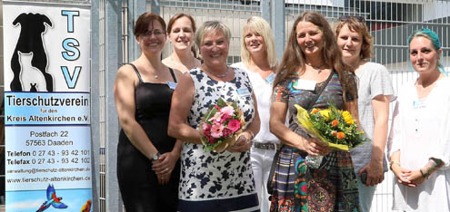 Amneris Brschel und Beate Mohr erhielten Blumen zum Dank fr ihr Engagement. Fotos: anna