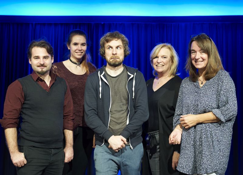 Das Team der Hachenburger Kulturzeit mit Tino Bomelino, einem der kreativsten Knstler der deutschen Kleinkunstbhnen, der momentan auch Erfolge als Schauspieler feiert in der Serie Macht er eh nicht! - Die Leiden des jungen Zymny. Fotos: Matthias Ketz