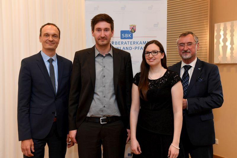 Dr. Stephan Weinberg, Finanzstaatssekretr des Landes Rheinland-Pfalz, (links) und Kammerprsident Edgar Wilk (rechts) gratulieren den neu bestellten Steuerberatern Tobias Kullik und Tamara Krause. (Nicht auf dem Foto: Natascha Wohkittel  und Sonja Sehr) Foto: SBK / Kristina Schfer