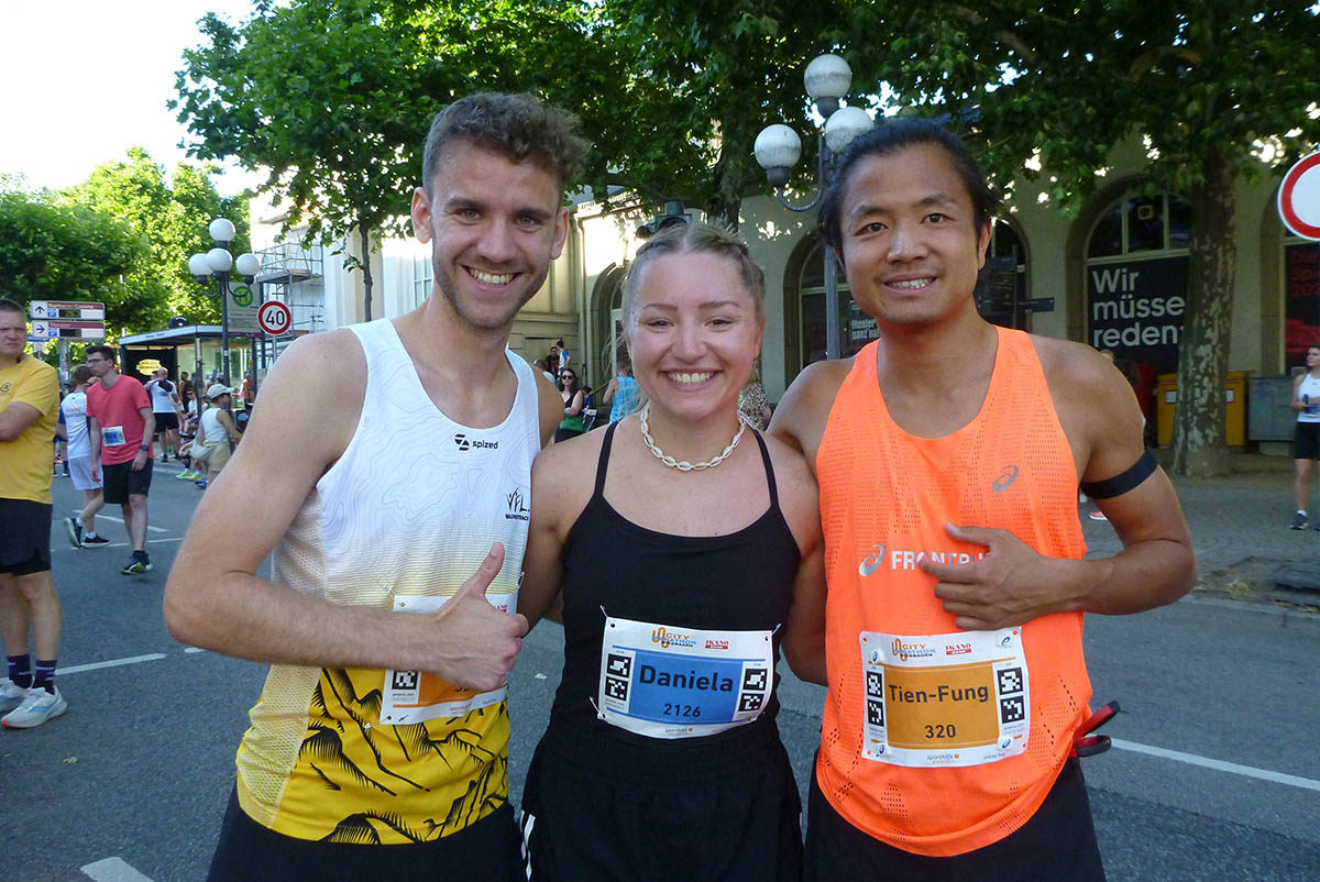 Tobias Zller (links) vom VfL Waldbreitbach gewann den 4. Wiesbaden Marathon, dabei fhrte er seinen blinden Lauf- und Trainingskameraden Tien-Fung Yap. Foto: Wolfgang Bernath