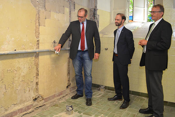 Landrat Rainer Kaul (rechts), besichtigte die Baustelle gemeinsam mit Schulleiter Marcus Kurz (Mitte) und Vertretern des Immobilienmanagements. Foto: Kreisverwaltung Neuwied