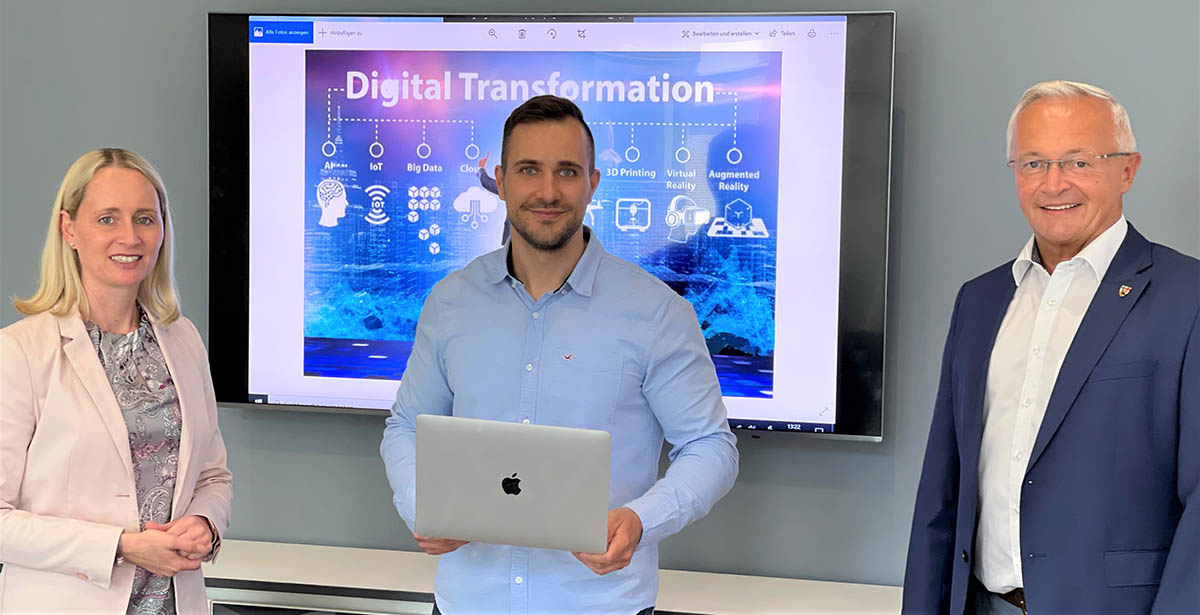 Torben Schmidt (Mitte) soll die Digitalisierung der Neuwieder Kreisverwaltung koordinieren. Broleiterin Diana Wonka und Landrat Achim Hallerbach sind berzeugt, mit ihm den richtigen Mann fr diese wichtige Aufgabe gefunden zu haben. Foto: Kreisverwaltung