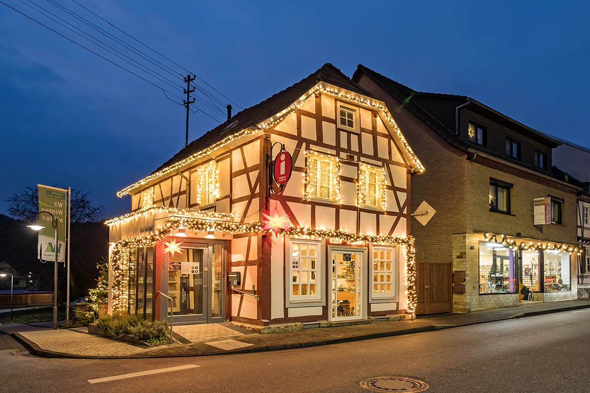 Neue Weihnachtsbeleuchtung fr Tourist-Information Waldbreitbach 